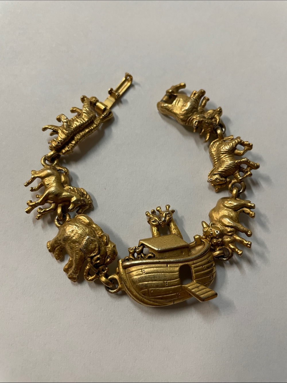 VINTAGE 80's AJC (American Jewelry Company) gold-tone Noah's Ark charm bracelet
